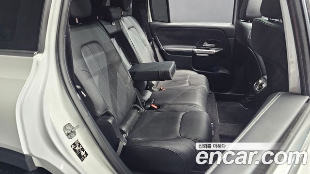 Mercedes-Benz GLB-Class 2024 — photo 17
