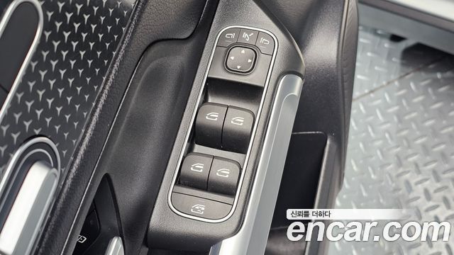 Mercedes-Benz GLB-Class 2024 — photo 24