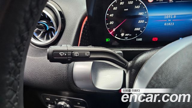 Mercedes-Benz GLB-Class 2024 — photo 25