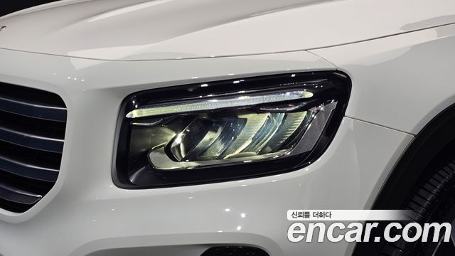 Mercedes-Benz GLB-Class 2024 — photo 8