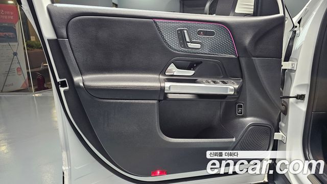 Mercedes-Benz GLB-Class 2024 — photo 14