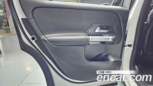 Mercedes-Benz GLB-Class 2024 — photo 15