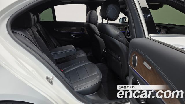 Mercedes-Benz E-Class 2021 — photo 12