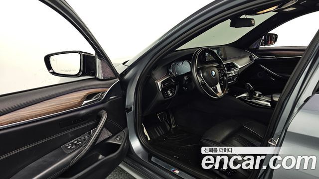 BMW 5-Series 2017 — photo 10