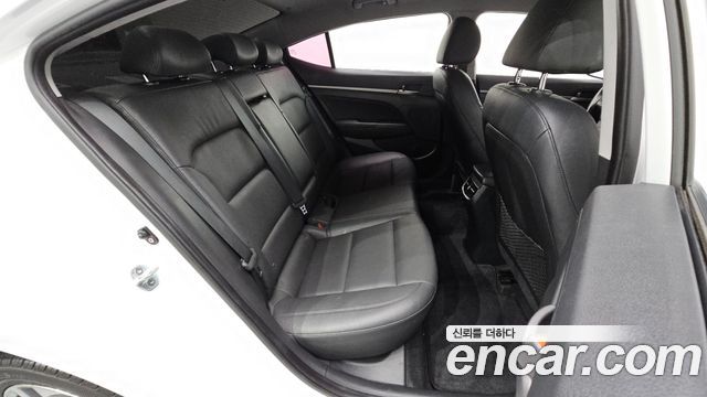 Hyundai AVANTE 2016 — photo 17