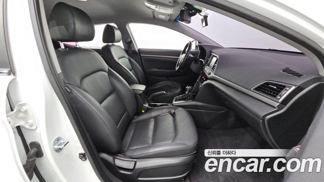Hyundai AVANTE 2016 — photo 18