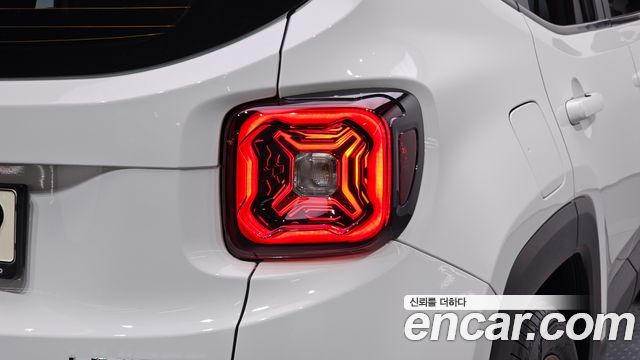 Jeep Renegade 2023 — photo 9