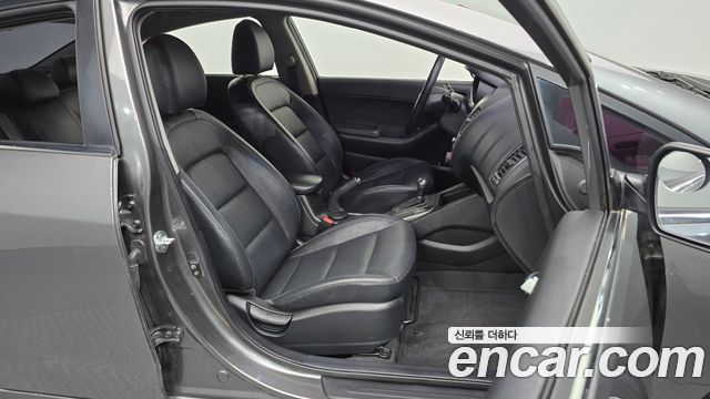 Kia K3 2013 — photo 16