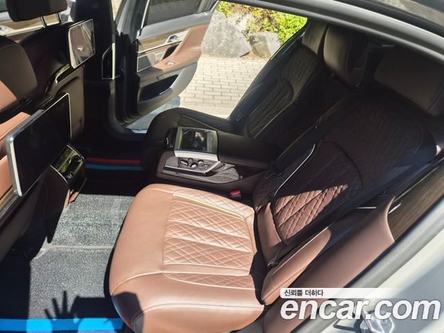 BMW 7-Series 2021 — photo 11