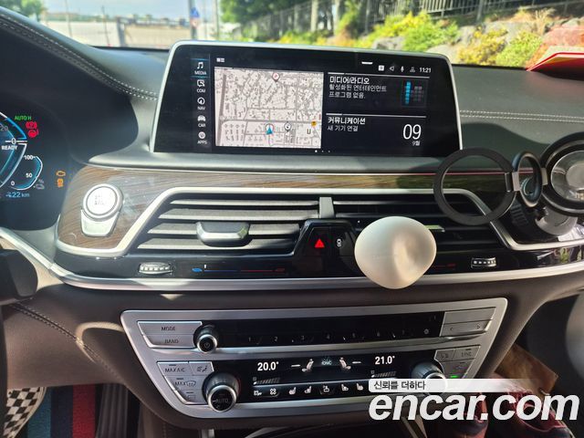 BMW 7-Series 2021 — photo 16
