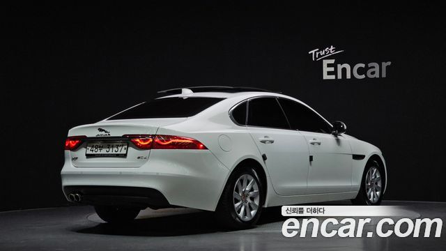 Jaguar XF 2017 — photo 2