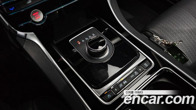 Jaguar XF 2017 — photo 9