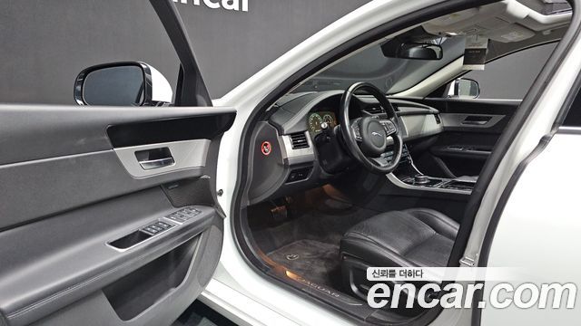 Jaguar XF 2017 — photo 10