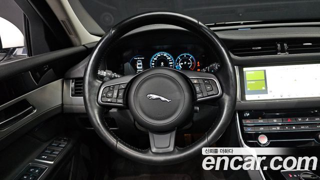 Jaguar XF 2017 — photo 12