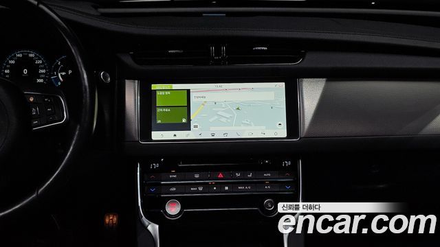 Jaguar XF 2017 — photo 13
