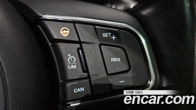 Jaguar XF 2017 — photo 18