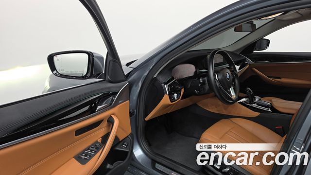 BMW 5-Series 2019 — photo 10