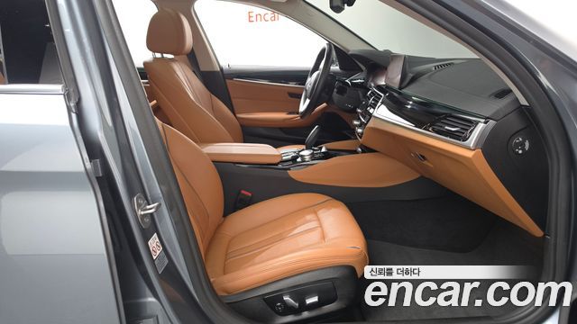 BMW 5-Series 2019 — photo 11