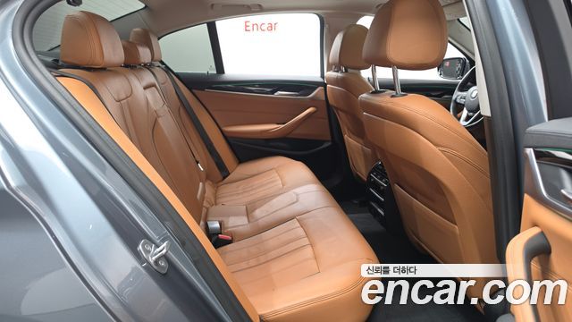 BMW 5-Series 2019 — photo 12