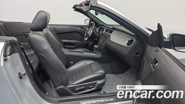 Ford Mustang 2010 — photo 11