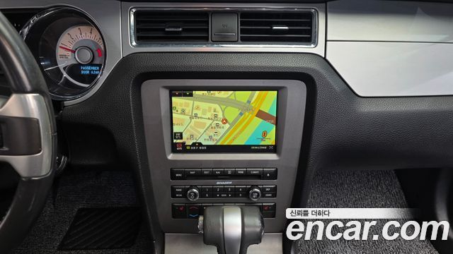 Ford Mustang 2010 — photo 15