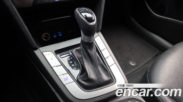 Hyundai AVANTE 2018 — photo 12