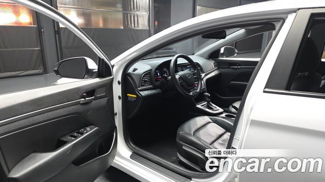 Hyundai AVANTE 2018 — photo 13