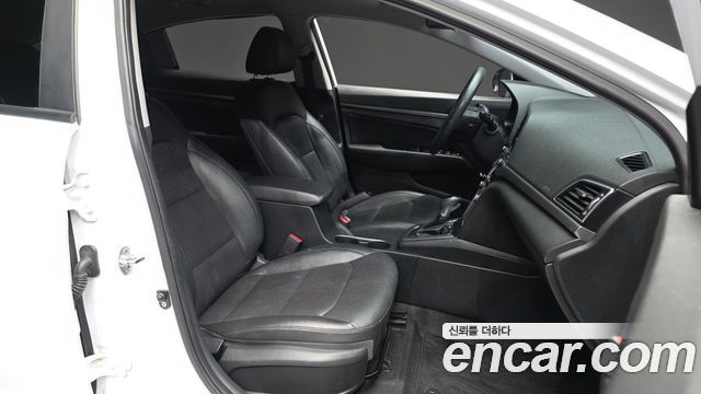 Hyundai AVANTE 2018 — photo 17