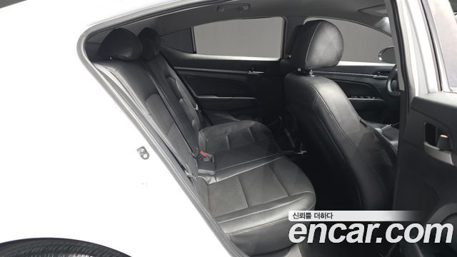 Hyundai AVANTE 2018 — photo 18