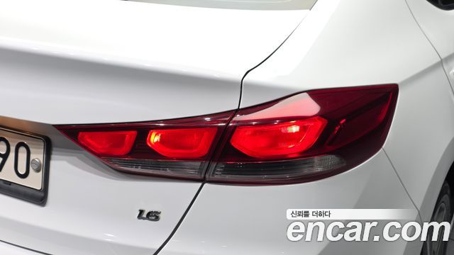 Hyundai AVANTE 2018 — photo 9