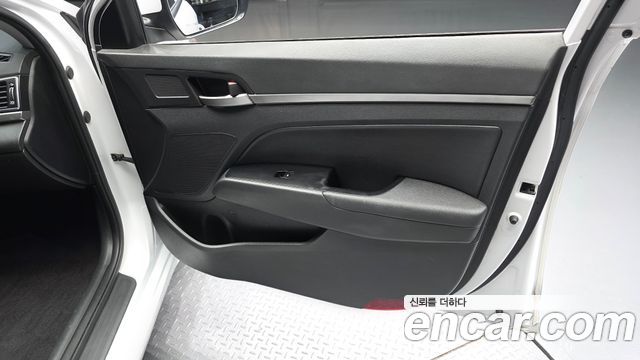 Hyundai AVANTE 2018 — photo 14