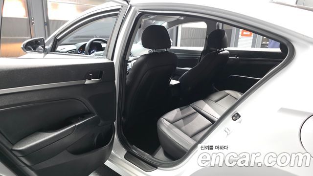 Hyundai AVANTE 2018 — photo 16