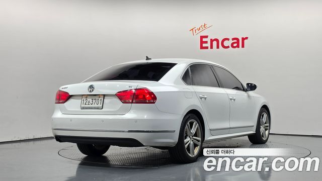 Volkswagen Passat 2013 — photo 2