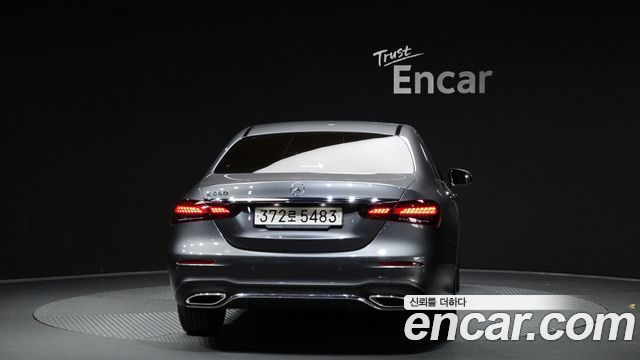 Mercedes-Benz E-Class 2023 — photo 4