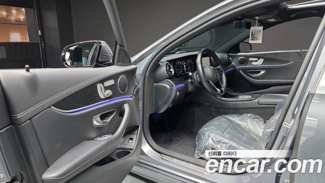 Mercedes-Benz E-Class 2023 — photo 10
