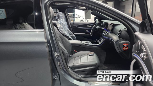 Mercedes-Benz E-Class 2023 — photo 11