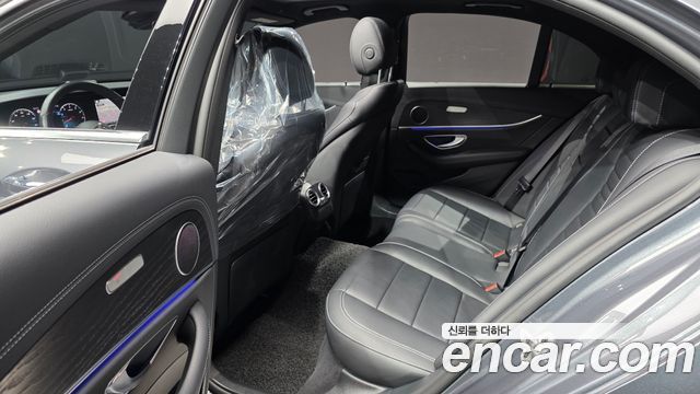 Mercedes-Benz E-Class 2023 — photo 12