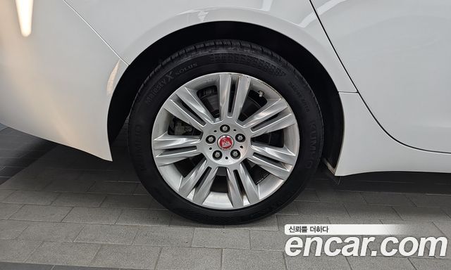 Jaguar XF 2018 — photo 5