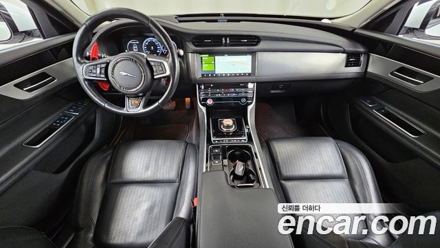 Jaguar XF 2018 — photo 10