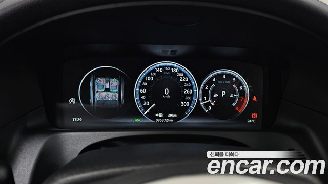 Jaguar XF 2018 — photo 11