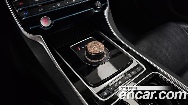 Jaguar XF 2018 — photo 12