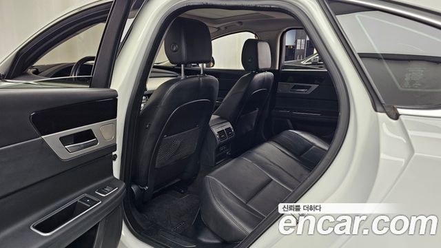 Jaguar XF 2018 — photo 18