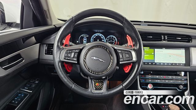 Jaguar XF 2018 — photo 19