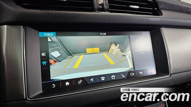 Jaguar XF 2018 — photo 21