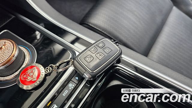 Jaguar XF 2018 — photo 22