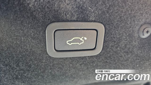 Jaguar XF 2018 — photo 25