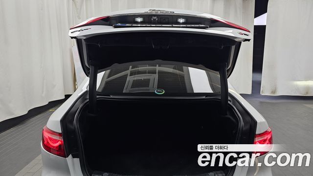 Jaguar XF 2018 — photo 26