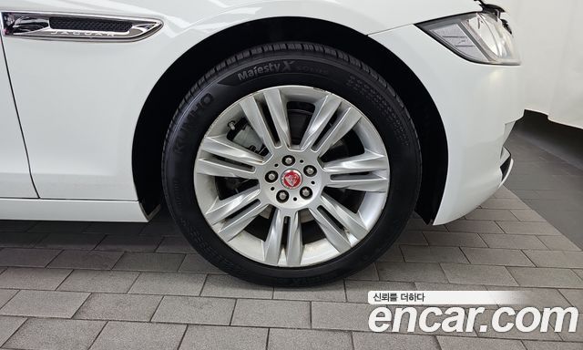 Jaguar XF 2018 — photo 7