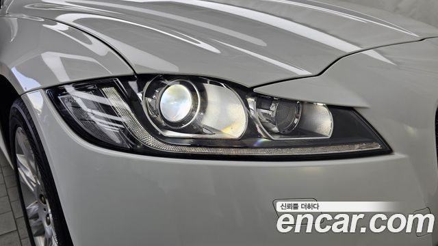Jaguar XF 2018 — photo 8