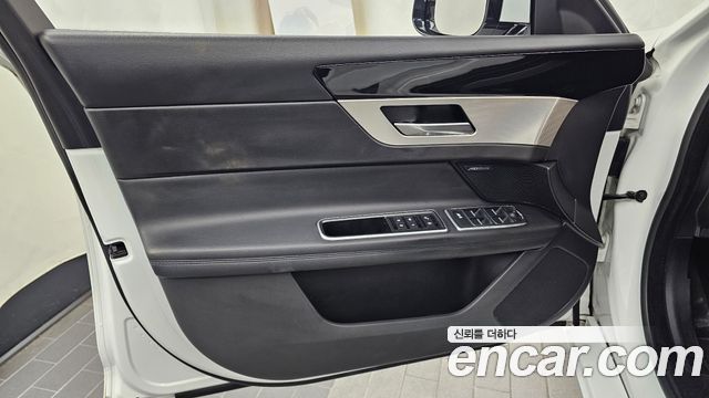 Jaguar XF 2018 — photo 14